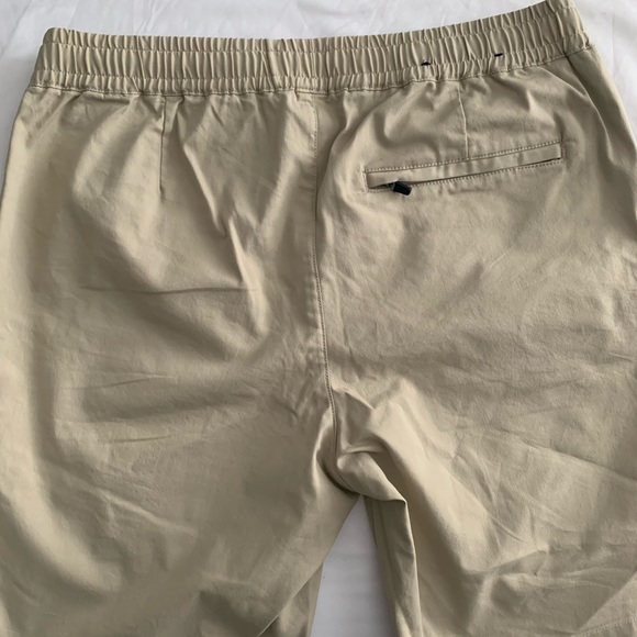 RW&Co khaki colour shorts. W/ extra zipper pocket - Picture 2 of 6